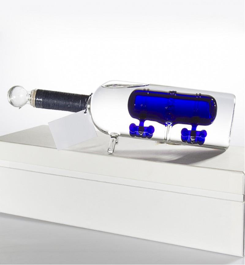 Вагон-цистерна синяя внутри бутылки с "Царской"